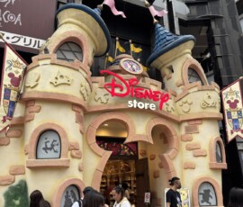 Disney Store w Shibuya w kształcie zamku Wejście do sklepu Disney Store urządzonego jak bajkowy zamek w Shibuya