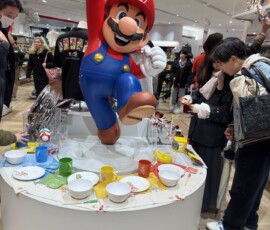Figurka Mario w Nintendo Store Shibuya Duża figurka Mario w sklepie Nintendo w Shibuya