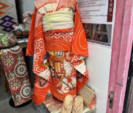 Sklep z kimono w Shibuya Wystawiony na manekinie tradycyjny pomarańczowy yukata w sklepie w Shibuya