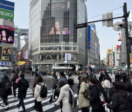 Skrzyżowanie Shibuya Scramble Crossing Tłum pieszych na słynnym skrzyżowaniu Shibuya Scramble Crossing
