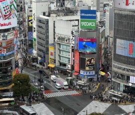 Skrzyżowanie Shibuya z lotu ptaka Słynne skrzyżowanie Scramble Crossing w Shibuya widziane z góry
