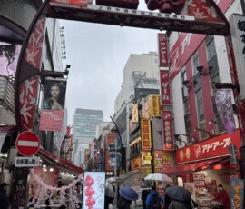 Ulica Ameyoko w Ueno – Tokio Brama handlowej ulicy Ameyoko w tokijskiej dzielnicy Ueno