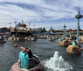 Aquatopia w Port Discovery Tokyo DisneySea Atrakcja Aquatopia z małymi łódkami w Port Discovery Tokyo DisneySea