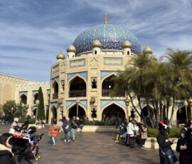Pałac Sułtana z niebieską kopułą w Arabian Coast Pałac Sułtana z bogato zdobioną niebieską kopułą w Arabian Coast Tokyo DisneySea