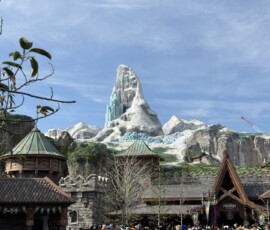 Frozen Kingdom – Góra Elsy w Fantasy Springs Frozen Kingdom z Górą Elsy w Fantasy Springs Tokyo DisneySea