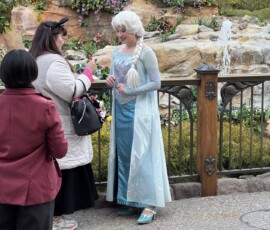 Elsa z Krainy Lodu w Fantasy Springs Tokyo DisneySea Postać Elsy z Krainy Lodu spotkana w Fantasy Springs Tokyo DisneySea