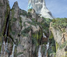 Góra Elsy z wodospadami w Fantasy Springs Góra Elsy z kaskadami wodospadów w Frozen Kingdom Fantasy Springs Tokyo DisneySea