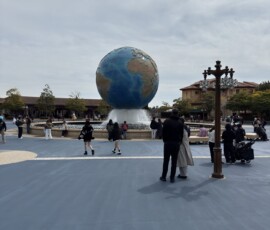 Fontanna z globem – symbol Tokyo DisneySea Ikoniczny globus z fontanną – symbol wejścia do Tokyo DisneySea w Japonii