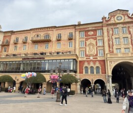 Mediterranean Harbor – Hotel MiraCosta i balony Disney Hotel MiraCosta i sprzedawca balonów w Mediterranean Harbor Tokyo DisneySea