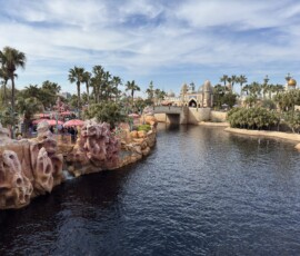 Mermaid Lagoon z pałacem Aladyna w tle Mermaid Lagoon – Kraina Syrenek z pałacem Aladyna w Arabian Coast w tle