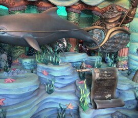 Wnętrze Mermaid Lagoon – Król Tryton i delfin Wnętrze Mermaid Lagoon w Tokyo DisneySea – dekoracja z Królem Trytonem i delfinem