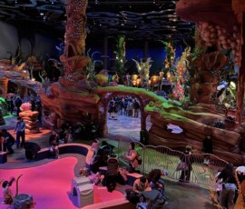 Wnętrze Mermaid Lagoon – podwodna kraina Wnętrze Mermaid Lagoon – kolorowa podwodna kraina w Tokyo DisneySea