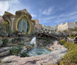 Fantazyjny budynek w Tangled area z wodospadem Budynek w stylu Zaplątanych z wodospadem w Fantasy Springs Tokyo DisneySea