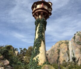 Wieża Roszpunki w Tangled area Tokyo DisneySea Wieża Roszpunki obrośnięta bluszczem w Tangled area Fantasy Springs Tokyo DisneySea