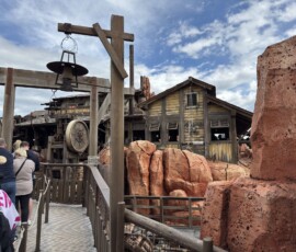 Kolejka na Big Thunder Mountain w Tokyo Disneyland Wejście do atrakcji Big Thunder Mountain Railroad w Tokyo Disneyland