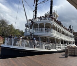 Parowiec Mark Twain Riverboat w Tokyo Disneyland Parowiec Mark Twain Riverboat zacumowany przy nadbrzeżu w Westernland Tokyo Disneyland