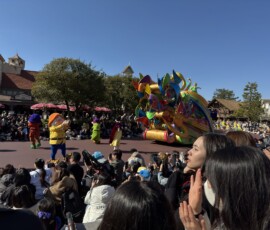 Parada Disney – float ze Śnieżką i Krasnoludkami Parada Disney w Tokyo Disneyland – float z Krasnoludkami ze Śnieżki i kolorowy wóz