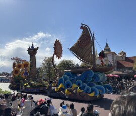Parada Disney – float z Moaną i wieżą Roszpunki Parada Disney w Tokyo Disneyland – float z Moaną i wieżą Roszpunki