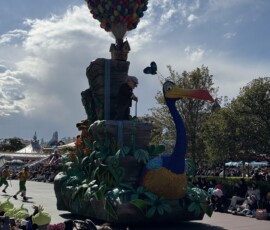 Parada Disney – float z bajki Up z balonami Parada Disney w Tokyo Disneyland – float z bajki Up z Panem Fredricksenem i ptakiem Kevin