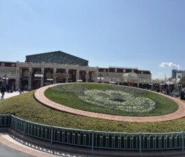 Wejście do Tokyo Disneyland – klomb z głową Myszki Mickey Klomb w kształcie głowy Myszki Mickey przy wejściu do Tokyo Disneyland w Japonii