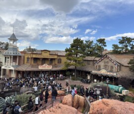 Westernland w Tokyo Disneyland – Hungry Bear Restaurant Westernland w Tokyo Disneyland – Hungry Bear Restaurant i Shootin Gallery z tłumem gości