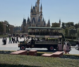 Zamek Kopciuszka w Tokyo Disneyland z omnibusem Zamek Kopciuszka w Tokyo Disneyland z omnibusem Grand Circle Tour na pierwszym planie