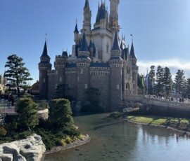 Zamek Kopciuszka w Tokyo Disneyland z kanałem zamkowym Zamek Kopciuszka w Tokyo Disneyland widziany z kanałem zamkowym na pierwszym planie
