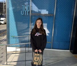 Marianna przed siedzibą JYP Entertainment Marianna stojąca przed wejściem do budynku JYP Entertainment w Seulu