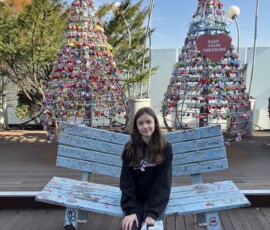 Marianna przy instalacji świątecznej przy N Seoul Tower Marianna siedząca na ławce przy kolorowych instalacjach bożonarodzeniowych na Namsanie