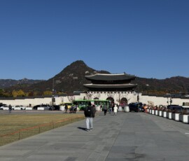 Brama Gwanghwamun – wejście do pałacu Gyeongbokgung Brama Gwanghwamun przed pałacem Gyeongbokgung w Seulu