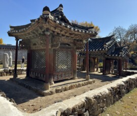 Bukchon Hanok Village – stara kaplica Zabytkowa drewniana kaplica na terenie Bukchon Hanok Village w Seulu