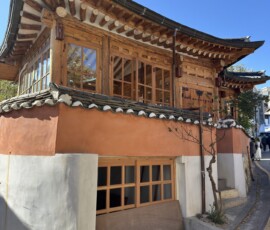 Bukchon Hanok Village – tradycyjny dom hanok Piękny tradycyjny dom hanok z charakterystycznym dachem w Bukchon