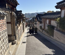 Bukchon Hanok Village – uliczka między hanok Wąska uliczka między tradycyjnymi domami hanok w dzielnicy Bukchon w Seulu