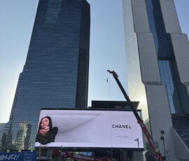Gangnam – reklama Chanel na wieżowcu Wielkoformatowa reklama Chanel na budynku w dzielnicy Gangnam w Seulu