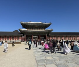 Gyeongbokgung – brama Geunjeongmun Brama Geunjeongmun prowadząca do głównego dziedzińca pałacu Gyeongbokgung
