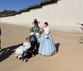 Gyeongbokgung – rodzina w strojach hanbok Koreańska rodzina w tradycyjnych strojach hanbok na terenie pałacu Gyeongbokgung