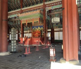 Gyeongbokgung – sala tronowa Geunjeongjeon Wnętrze sali tronowej Geunjeongjeon z tronami królewskimi w pałacu Gyeongbokgung
