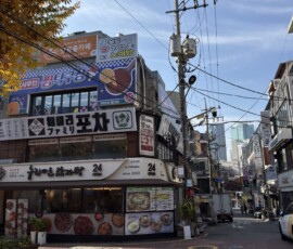 Hongdae – klimatyczna uliczka z restauracjami Uliczka z restauracjami i knajpkami w dzielnicy Hongdae w Seulu