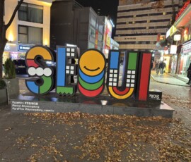 Napis SEOUL w Myeongdong Kolorowy napis SEOUL na ulicy Myeongdong w centrum Seulu