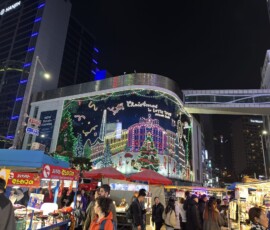 Myeongdong nocą – centrum handlowe Centrum handlowe ozdobione świątecznymi iluminacjami w Myeongdong w Seulu