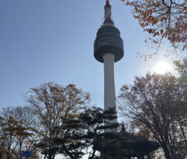 N Seoul Tower na górze Namsan Wieża N Seoul Tower na szczycie góry Namsan w Seulu