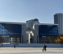 Park Olimpijski – Muzeum Olimpijskie z kołami Budynek Muzeum Olimpijskiego z kołami olimpijskimi w Parku Olimpijskim w Seulu