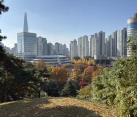 Park Olimpijski – panorama z Lotte World Tower Panorama Seulu z Parku Olimpijskiego z widoczną wieżą Lotte World Tower