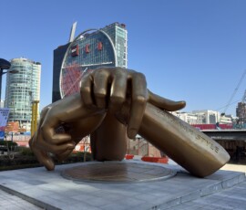 Park Olimpijski – rzeźba splecionych dłoni Monumentalna rzeźba splecionych dłoni w Parku Olimpijskim w Seulu