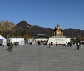 Plac Gwanghwamun – pomnik króla Sejonga Pomnik króla Sejonga na Placu Gwanghwamun w Seulu z bramą Gwanghwamun w tle