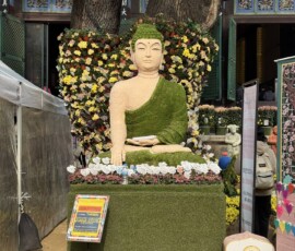 Świątynia Jogyesa – Budda z kwiatów i trawy Posąg Buddy pokryty trawą i kwiatami przed świątynią Jogyesa