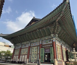 Świątynia Jogyesa – hala Daewungjeon Główna hala Daewungjeon świątyni Jogyesa z barwnymi koreańskimi zdobieniami