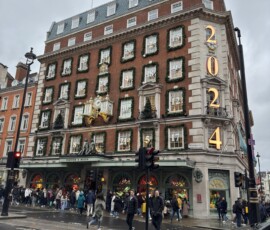 Fortnum & Mason przy Piccadilly – świąteczna witryna kalendarza adwentowego Fortnum & Mason przy Piccadilly z oknami udekorowanymi jak kalendarz adwentowy na rok 2024