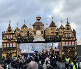 Hyde Park Winter Wonderland – brama wejściowa Dekoracyjna brama wejściowa Hyde Park Winter Wonderland z zegarem i dekoracjami świątecznymi