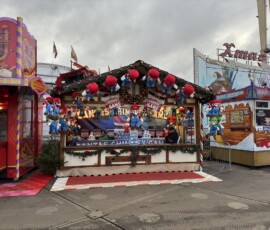 Hyde Park Winter Wonderland – stragan z pluszakami Mario Stragan Santa's Chimney Game z pluszakami Mario i innymi zabawkami w Winter Wonderland